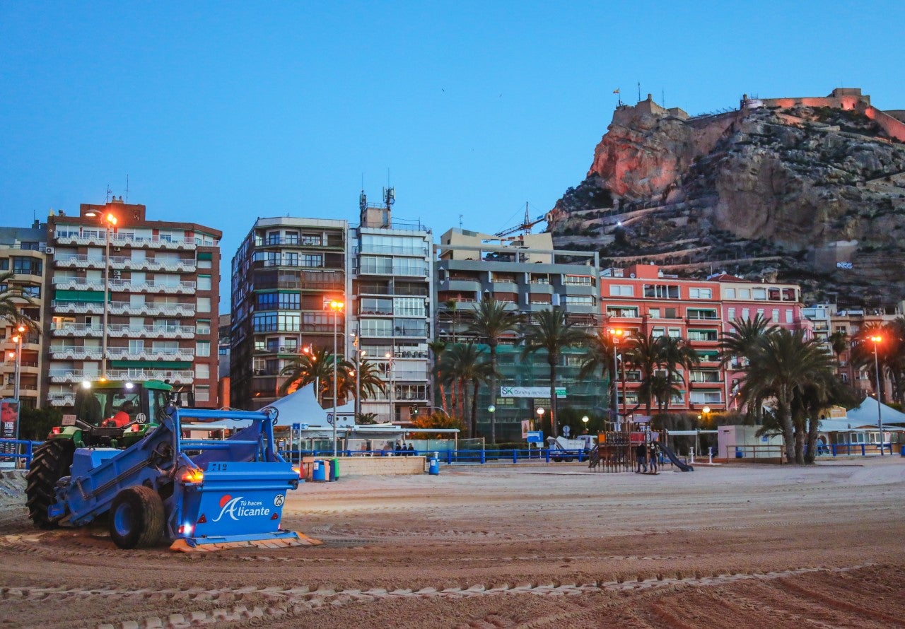 La playa del Postiguet de Alicante se presenta al galardón de la bandera Ecoplayas 2023 por su limpieza, servicios e innovación La playa del Postiguet de Alicante se presenta al galardón de la bandera Ecoplayas 2023 por su limpieza, servicios e innovación