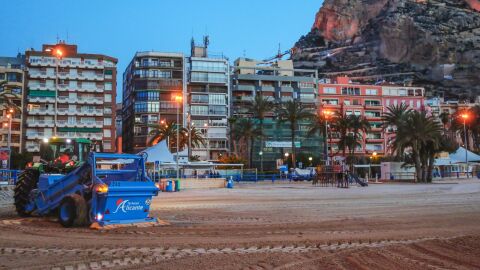 Labores de mantenimiento en la Playa del Postiguet de Alicante