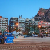 Labores de mantenimiento en la Playa del Postiguet de Alicante Labores de mantenimiento en la Playa del Postiguet de Alicante
