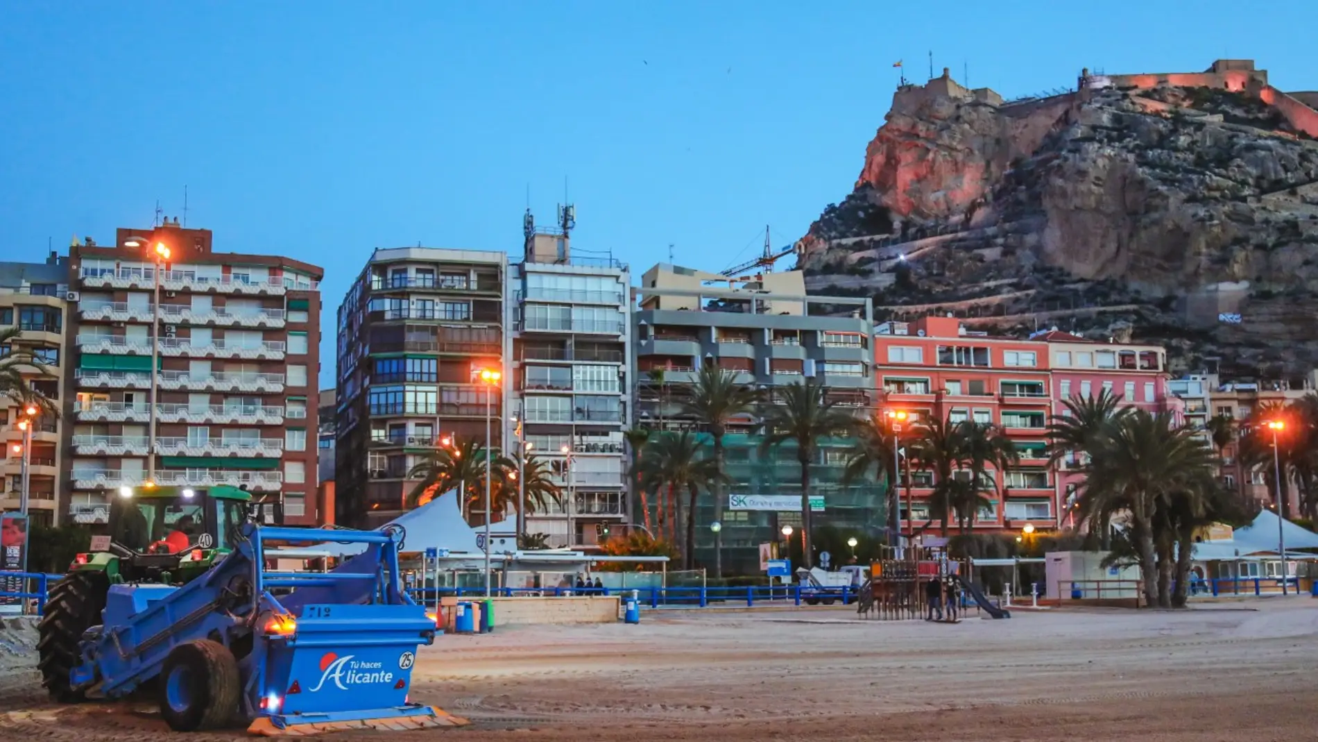 Labores de mantenimiento en la Playa del Postiguet de Alicante