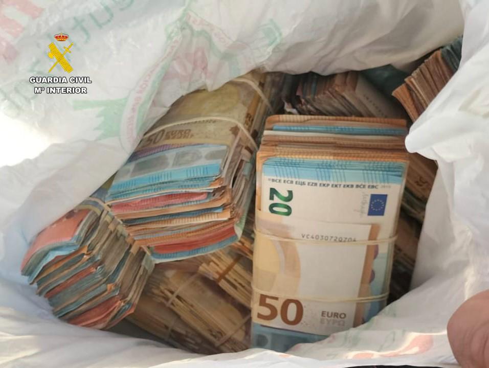 La Guardia Civil intercepta en la A66 un vehículo con cerca de 380.000 euros en metálico escondidos La Guardia Civil intercepta en la A66 un vehículo con cerca de 380.000 euros en metálico escondidos
