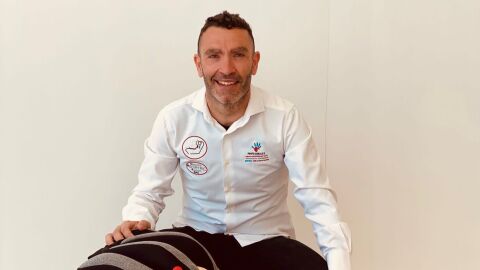 Nacho Orenga con la sillita de beb&eacute; que ha patentado. 