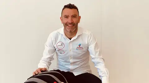 Nacho Orenga con la sillita de bebé que ha patentado. Nacho Orenga con la sillita de bebé que ha patentado.