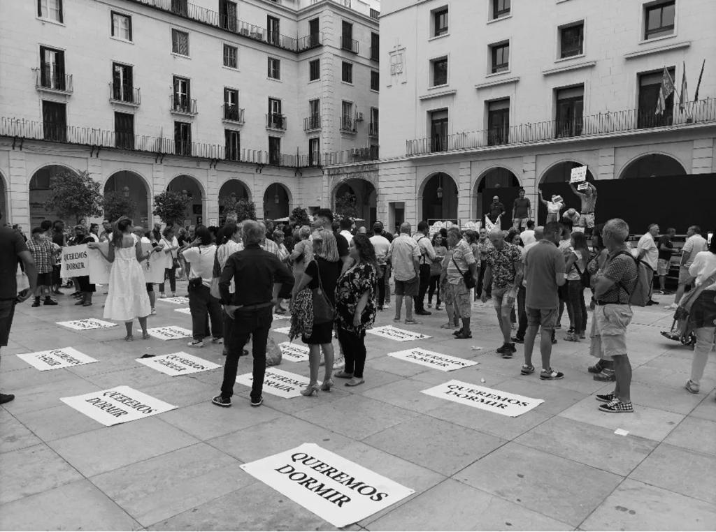 Los vecinos del Casco Antiguo de Alicante salen de nuevo a la calle a protestar contra el ruido y la degradación de la zona Los vecinos del Casco Antiguo de Alicante salen de nuevo a la calle a protestar contra el ruido y la degradación de la zona