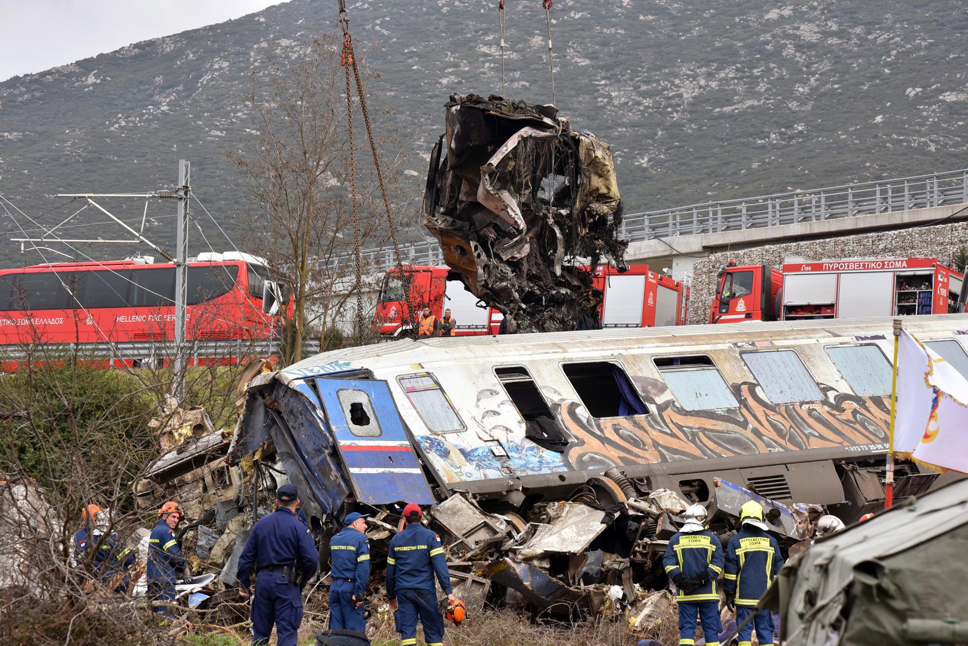 Dimite el ministro griego de Transportes tras la colisión de dos trenes en Grecia Dimite el ministro griego de Transportes tras la colisión de dos trenes en Grecia