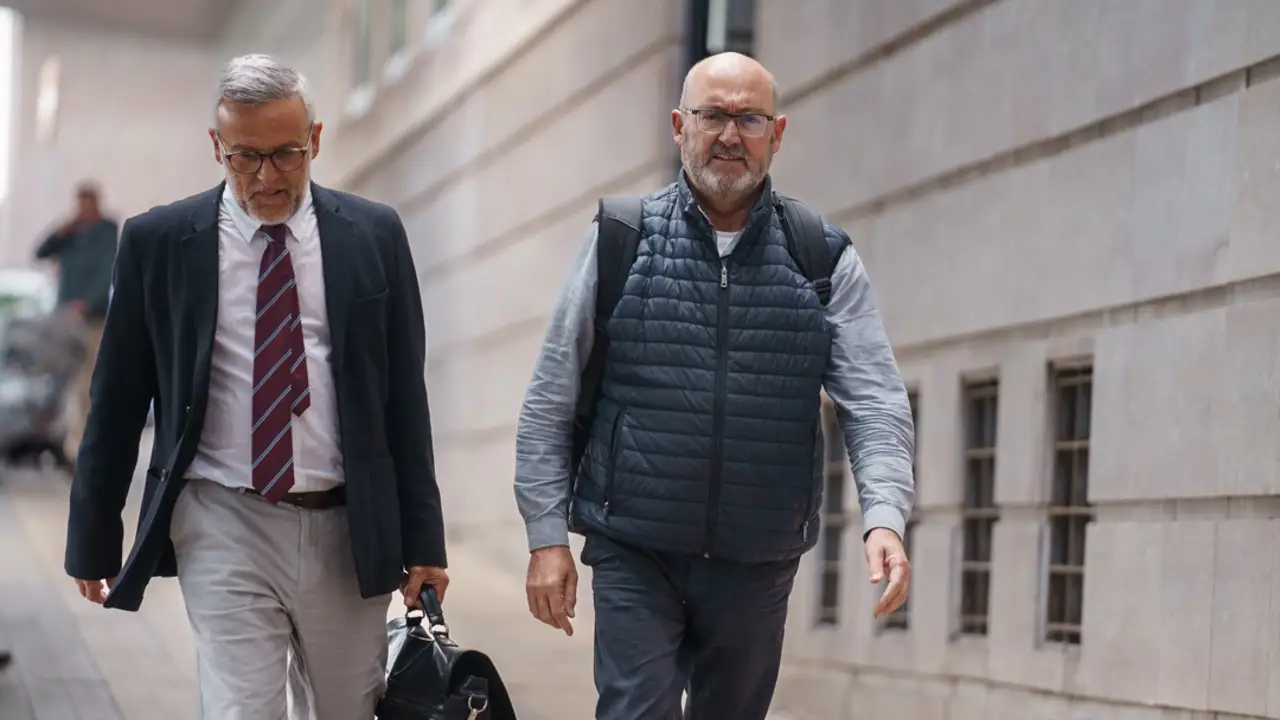 Imagen de hace unos días del exdiputado nacional del PSOE Juan Bernardo Fuentes (d) junto a su abogado Raúl Miranda Imagen de hace unos días del exdiputado nacional del PSOE Juan Bernardo Fuentes (d) junto a su abogado Raúl Miranda