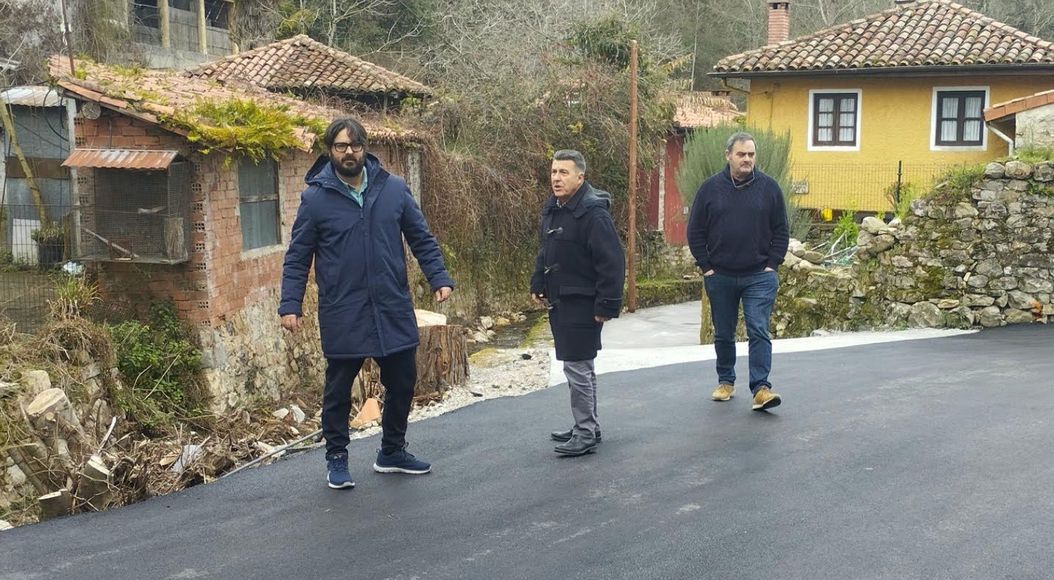 El Ayuntamiento de Llanes finaliza los trabajos de pavimentación en Los Callejos y Riocaliente El Ayuntamiento de Llanes finaliza los trabajos de pavimentación en Los Callejos y Riocaliente