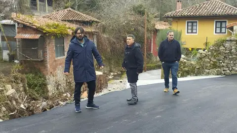 Alcalde y ediles visitando la zona Alcalde y ediles visitando la zona