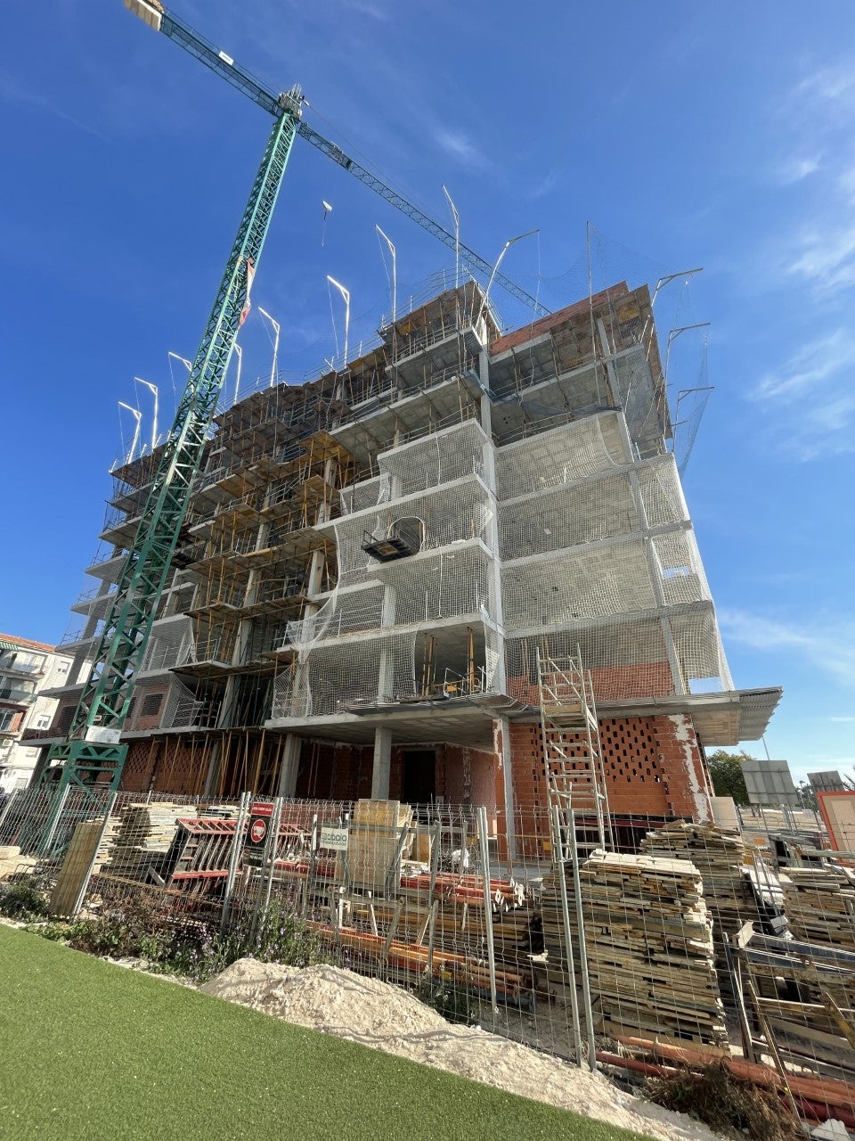Un informe cifra la subida del precio de la vivienda en Elche en un 5 % en el último año y la caída en Elda de más de dos puntos Un informe cifra la subida del precio de la vivienda en Elche en un 5 % en el último año y la caída en Elda de más de dos puntos