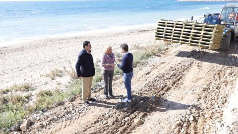 La alcaldesa de Marbella, &Aacute;ngeles Mu&ntilde;oz, durante una visita ayer a la zona de Cabopino