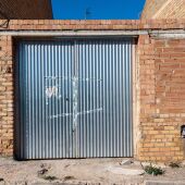 Puerta precintada por la Guardia Civil donde se ha producido el crimen a 27 de febrero de 2023 en El Rubio