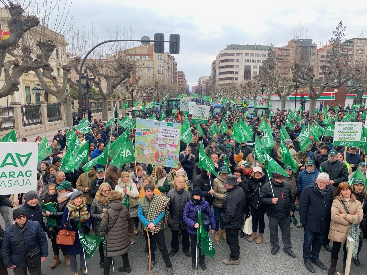 500 tractores inundan el centro de Logroño 500 tractores inundan el centro de Logroño