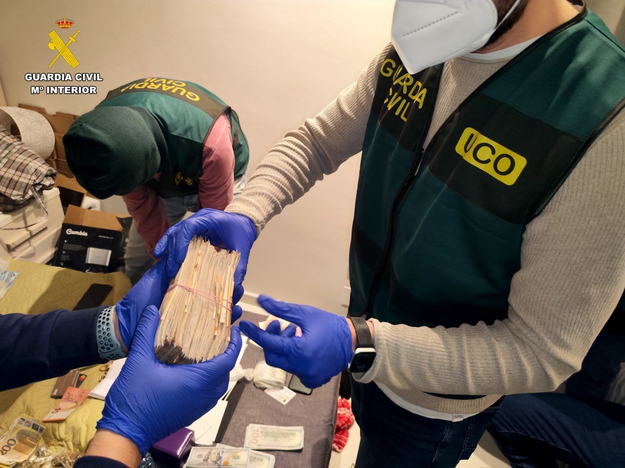 La Guardia Civil detiene a 10 personas por robar a refugiados ucranianos en Alicante La Guardia Civil detiene a 10 personas por robar a refugiados ucranianos en Alicante