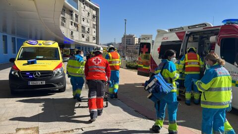 Dos j&oacute;venes de 16 y 19 heridos graves tras caer desde 6 metros al romperse una pared de cristal