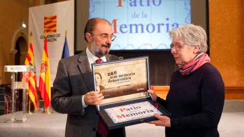 El presidente del Ejecutivo aragon&eacute;s y la presidenta de la Plataforma de Acci&oacute;n por la Memoria de Arag&oacute;n, durante el homenaje