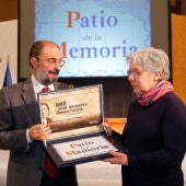 El presidente del Ejecutivo aragonés y la presidenta de la Plataforma de Acción por la Memoria de Aragón, durante el homenaje