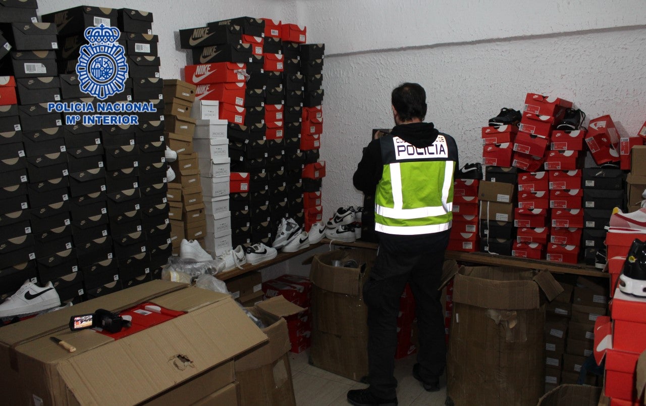 Una operación de la Policía Nacional de Elche desarticula en Murcia un grupo que vendía productos falsos por todo el Levante español Una operación de la Policía Nacional de Elche desarticula en Murcia un grupo que vendía productos falsos por todo el Levante español