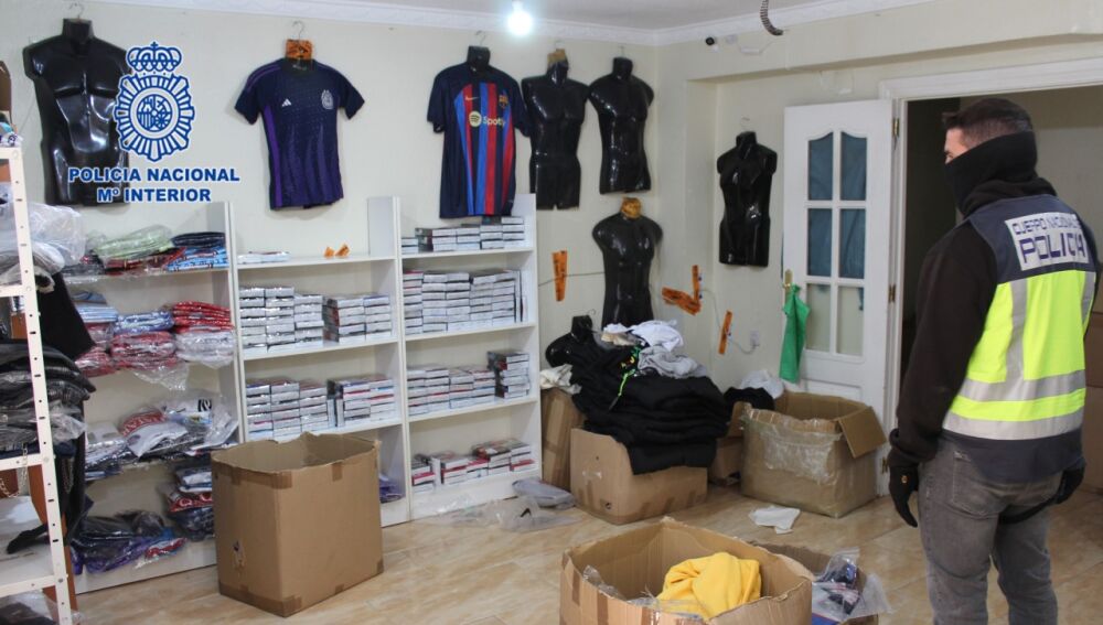 Agente de la Policía Nacional en una de las viviendas en las que se vendían productos falisificados.