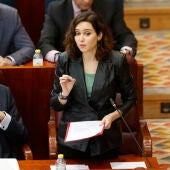 La presidenta regional, Isabel Díaz Ayuso, interviene en el pleno de la Asamblea de Madrid celebrada este jueves. 