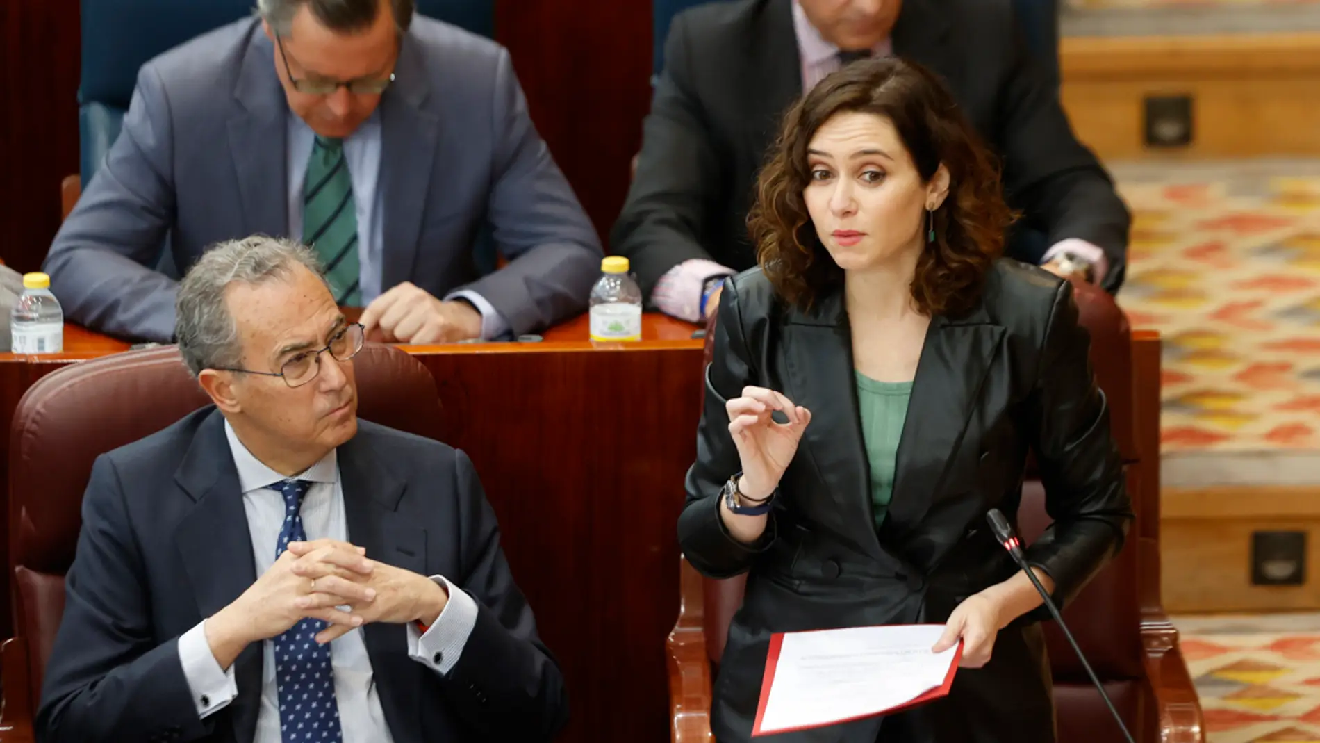 La presidenta regional, Isabel Díaz Ayuso, interviene en el pleno de la Asamblea de Madrid celebrada este jueves. 