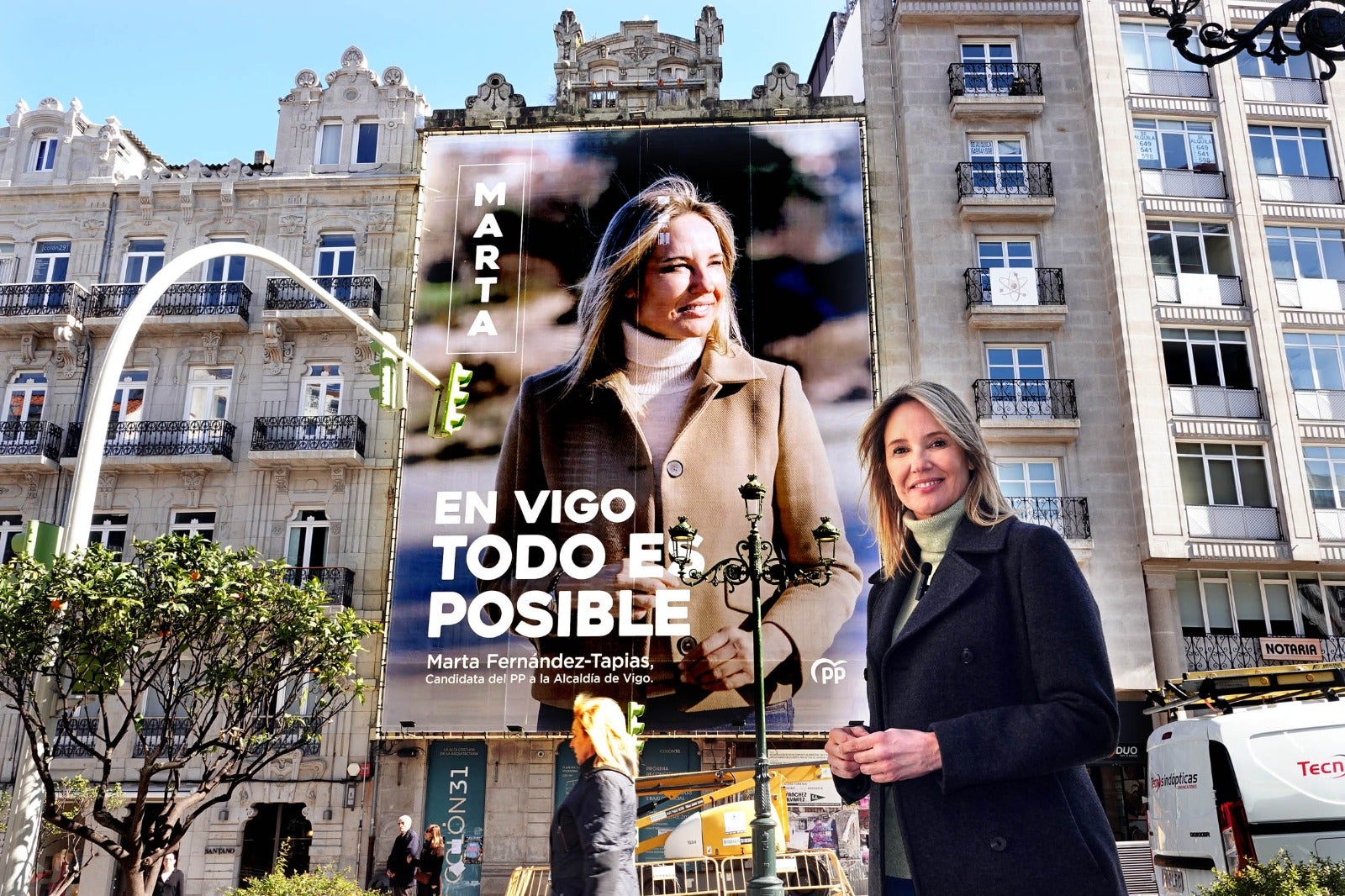 El Concello de Vigo obliga al PP a retirar la lona publicitaria instalada en la calle Colón 31 El Concello de Vigo obliga al PP a retirar la lona publicitaria instalada en la calle Colón 31