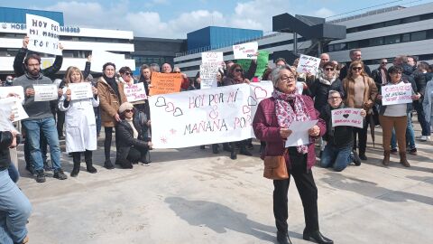Rosario Salazar ha sido la encargada de leer el manifiesto para pedir una soluci&oacute;n a la sanidad de Ibiza.
