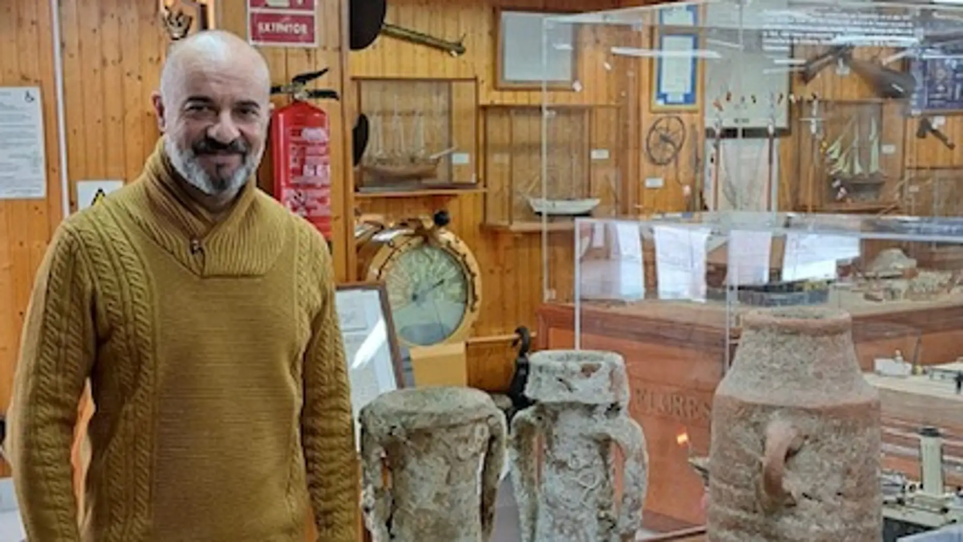Donación de material arqueológico al museo del mar y la sal de Torrevieja 