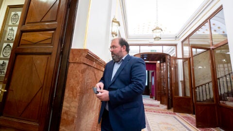 El diputado del PP, Alberto Casero, a su llegada a una sesi&oacute;n plenaria, en el Congreso de los Diputados.