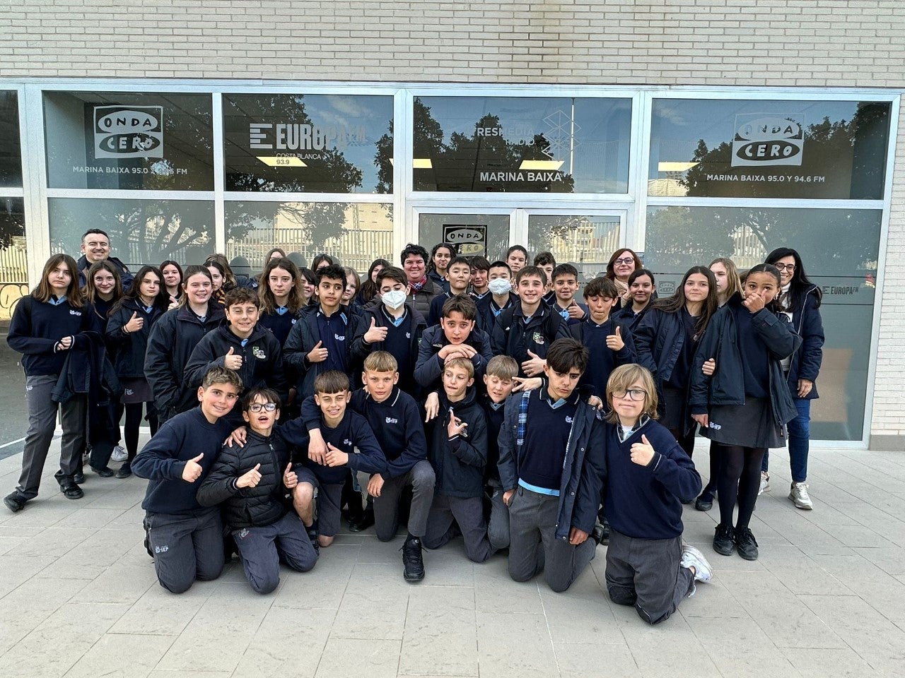 Alumnos del Elian's British School de La Nucía visitan los estudios de Onda Cero Marina Baixa Alumnos del Elian's British School de La Nucía visitan los estudios de Onda Cero Marina Baixa