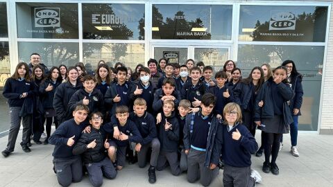 Alumnos del Elian's British School en su visita a los estudios de Onda Cero Marina Baixa.