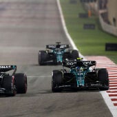 Fernando Alonso y George Russell en el GP Bahrein 2023