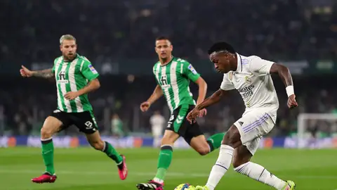 Vinicius disputa un balón a Ruibal y Luiz Felipe en el Benito Villamarín Vinicius disputa un balón a Ruibal y Luiz Felipe en el Benito Villamarín