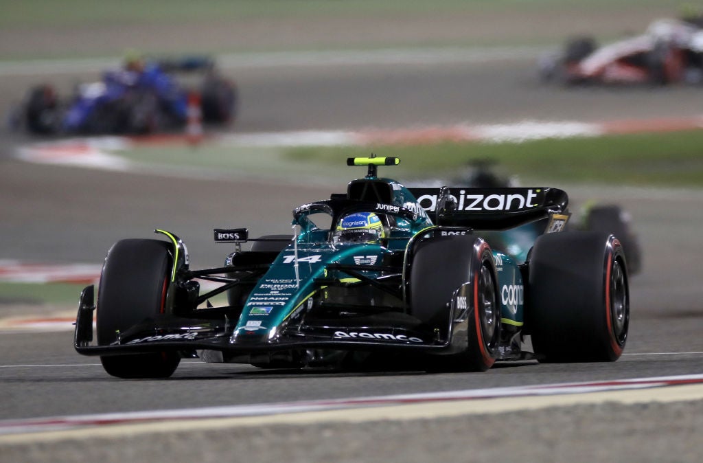 Fernando Alonso sube al podio en su debut con Aston Martin Fernando Alonso sube al podio en su debut con Aston Martin
