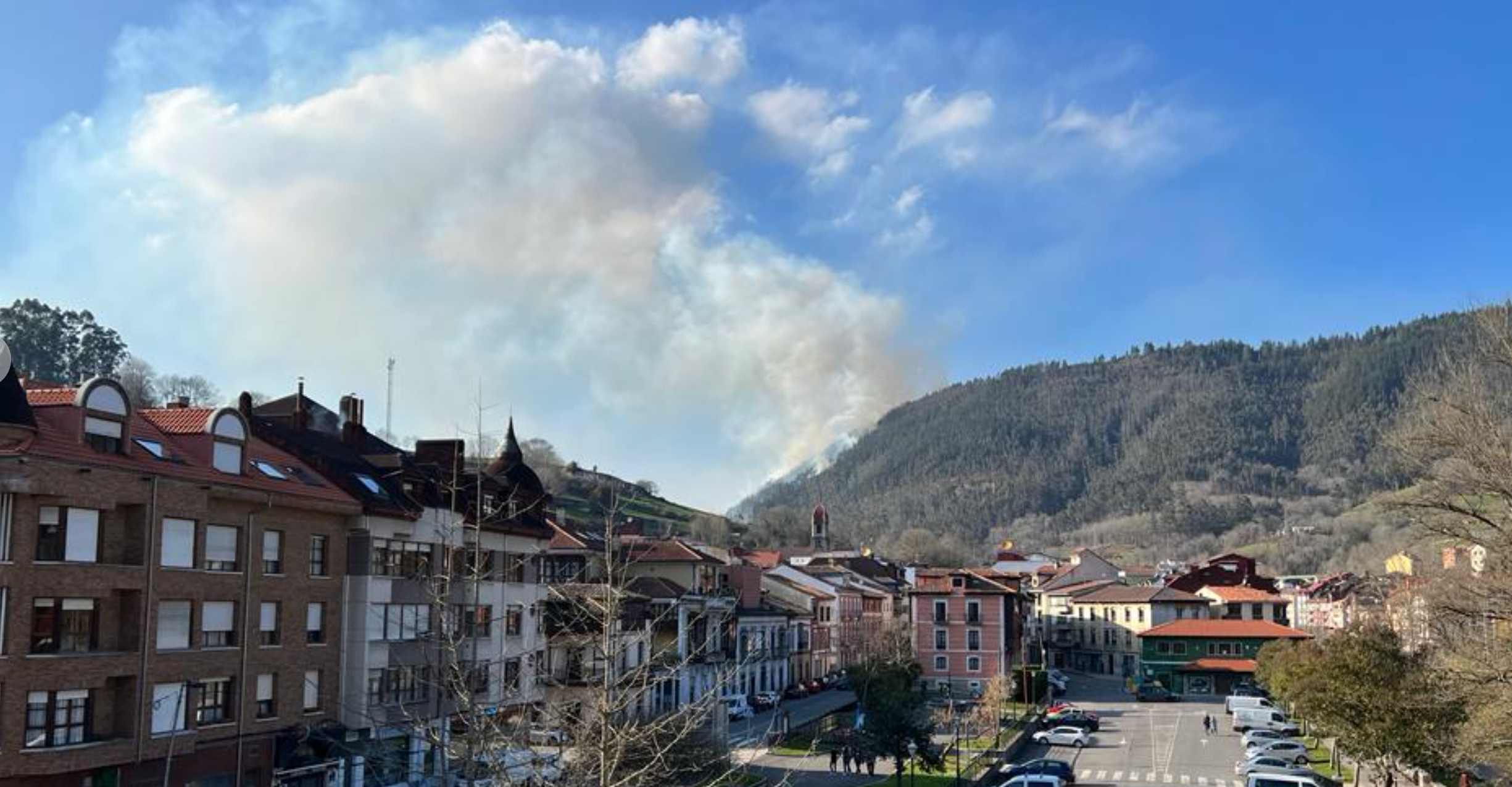 Extinguido un peligroso incendio junto a Infiesto en la tarde de este sábado Extinguido un peligroso incendio junto a Infiesto en la tarde de este sábado