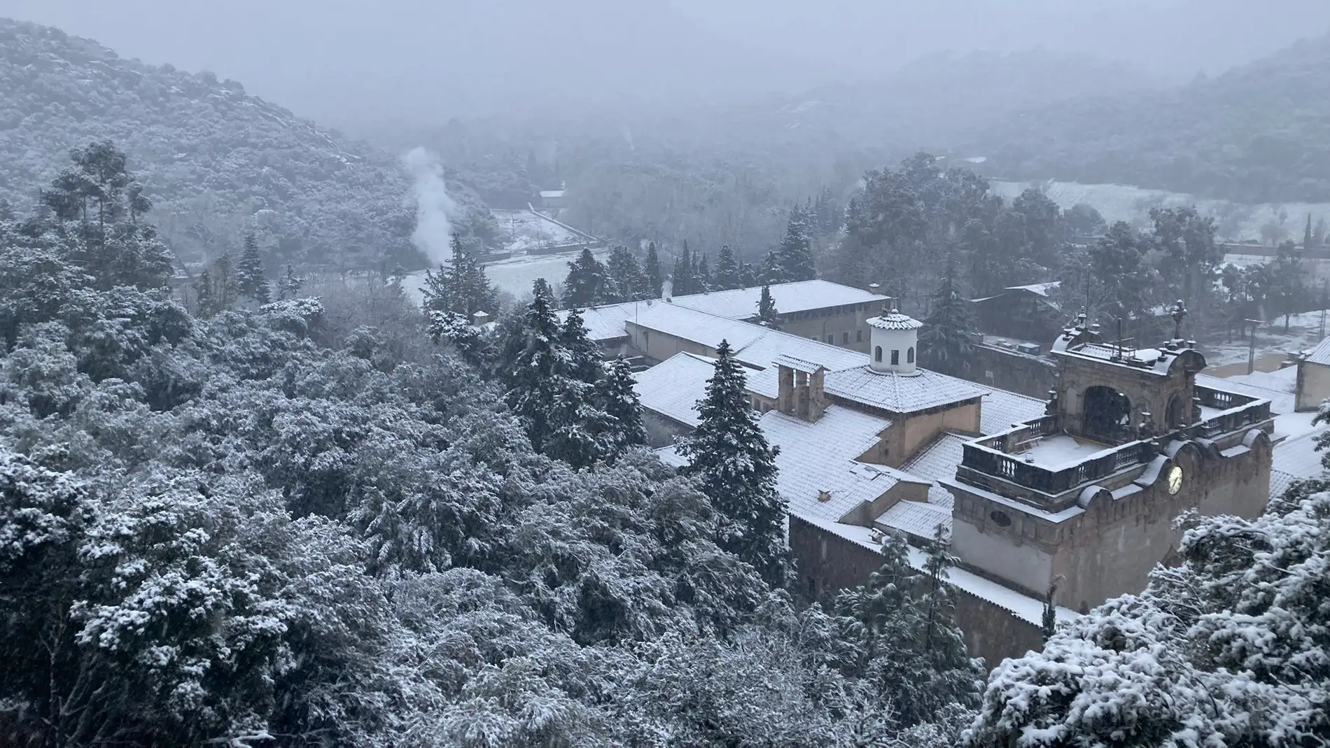 La nieve cubre de blanco el santuario de Lluc, en la Sierra de Tramuntana de Mallorca. 