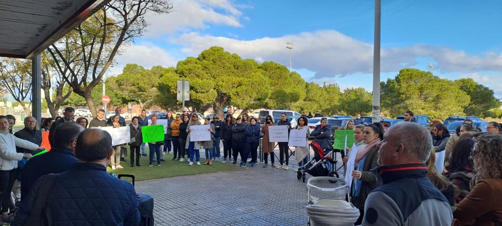 El AMPA del colegio de El Altet de Elche inician las movilizaciones para exigir agilidad en la ejecución de la ampliación del centro El AMPA del colegio de El Altet de Elche inician las movilizaciones para exigir agilidad en la ejecución de la ampliación del centro