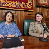 La alcaldesa de Teruel, Emma Buj, y la concejal de Policía Local, Ana Oliván