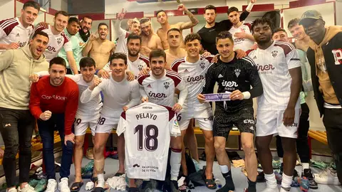 Los jugadores del Alba dedicaron la victoria frente al Sporting a Pelayo Novo Los jugadores del Alba dedicaron la victoria frente al Sporting a Pelayo Novo