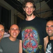 El equipo de Onda Cero (Jose Eduardo Martínez, Albert Arranz y David Camps) junto a Pau Gasol El equipo de Onda Cero (Jose Eduardo Martínez, Albert Arranz y David Camps) junto a Pau Gasol