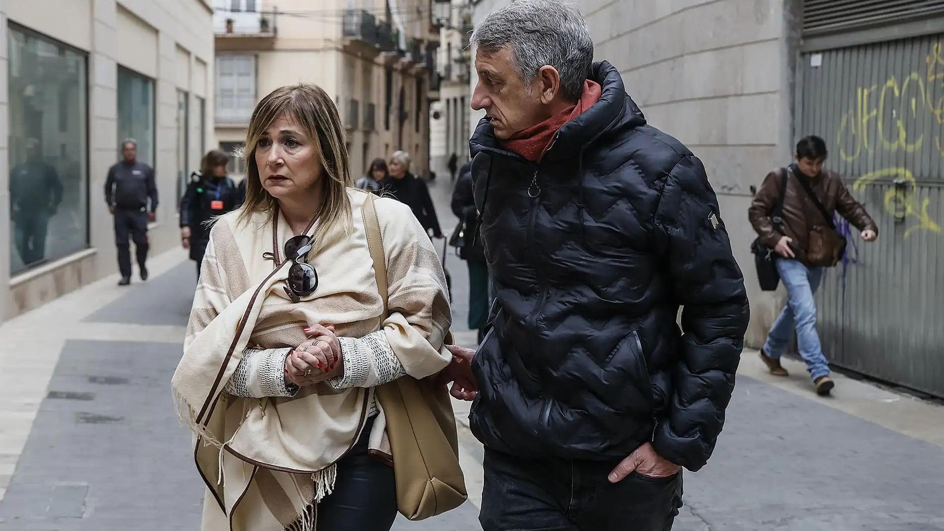 La madre de Marta Calvo, Marisol Burón, y el psicólogo Mariano Navarro a su llegada a la sede provisional del TSJCV para el recurso contra la sentencia de la Audiencia - 