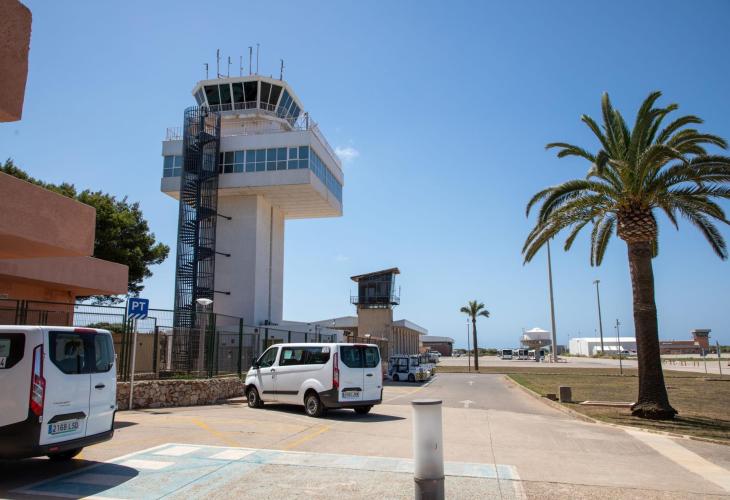 Cargos públicos piden visitar la torre de control del aeropuerto de Menorca Cargos públicos piden visitar la torre de control del aeropuerto de Menorca