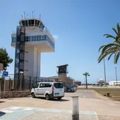 Torre de control del aeropuerto de Menorca. Torre de control del aeropuerto de Menorca.