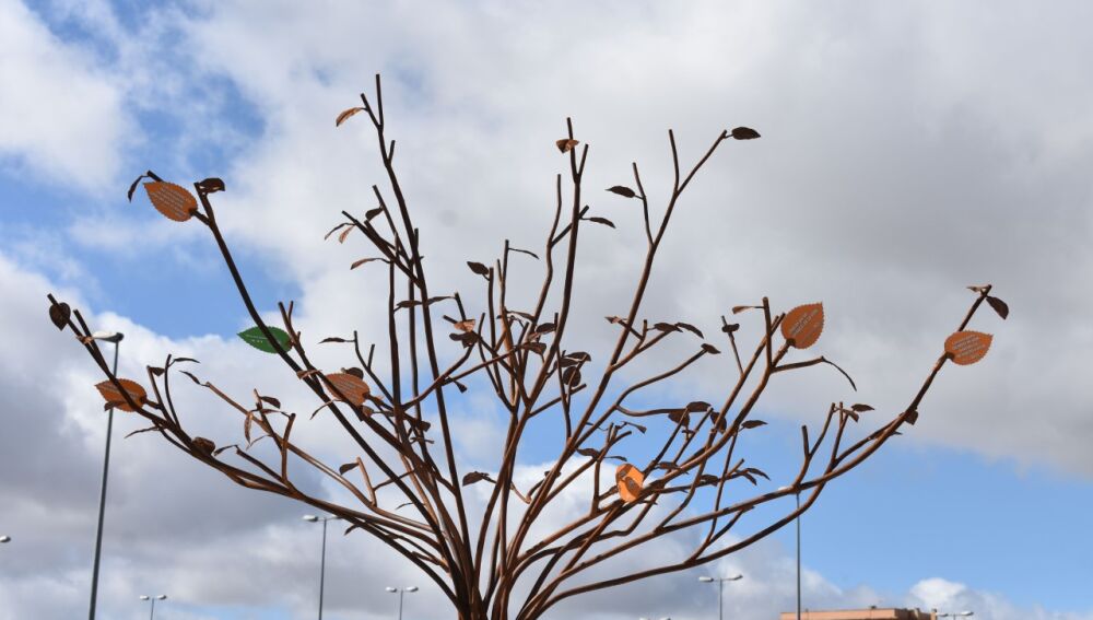Árbol escultórico en homenaje a los donantes