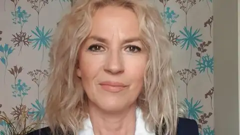 Paquin Vicente Cremades candidata de VOX a la Alcaldía de Elda. Paquin Vicente Cremades candidata de VOX a la Alcaldía de Elda.