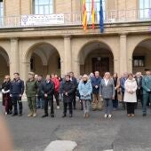 Autoridades han guardado un minuto de silencio por la primera víctima de violencia de género en Aragón.
