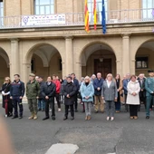 Autoridades han guardado un minuto de silencio por la primera víctima de violencia de género en Aragón. Autoridades han guardado un minuto de silencio por la primera víctima de violencia de género en Aragón.