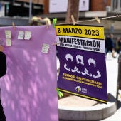 Varias mujeres participan en una asamblea convocada por la Comisión 8M Madrid 