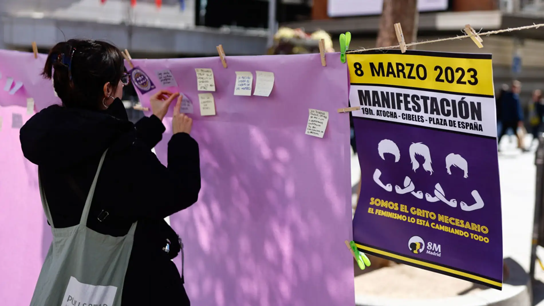 Varias mujeres participan en una asamblea convocada por la Comisión 8M Madrid 
