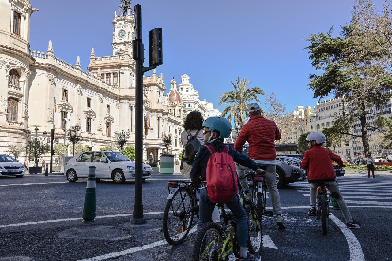 El Ayuntamiento sigue sin lanzar los bonos para la compra de bicis y patinetes un año después de anunciarlos El Ayuntamiento sigue sin lanzar los bonos para la compra de bicis y patinetes un año después de anunciarlos