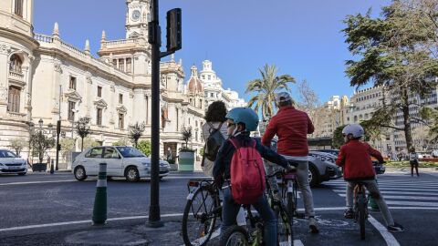 Una familia en bicicleta circula por València 